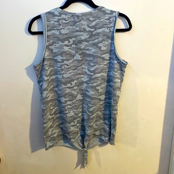 Camo tank top shirt with a not - Picture 2 of 3